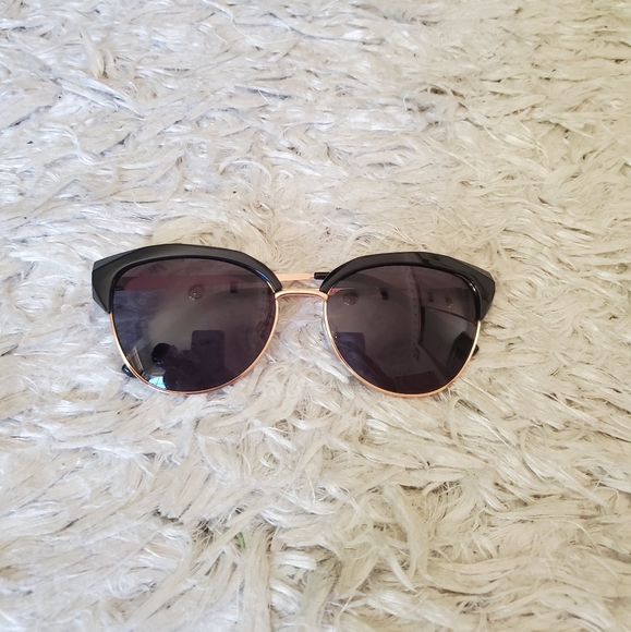 Accessories - 🔵Black and gold cat eye sunglasses